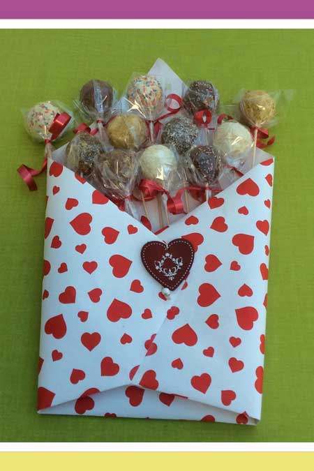 VALENTINE CAKE LOLLIES